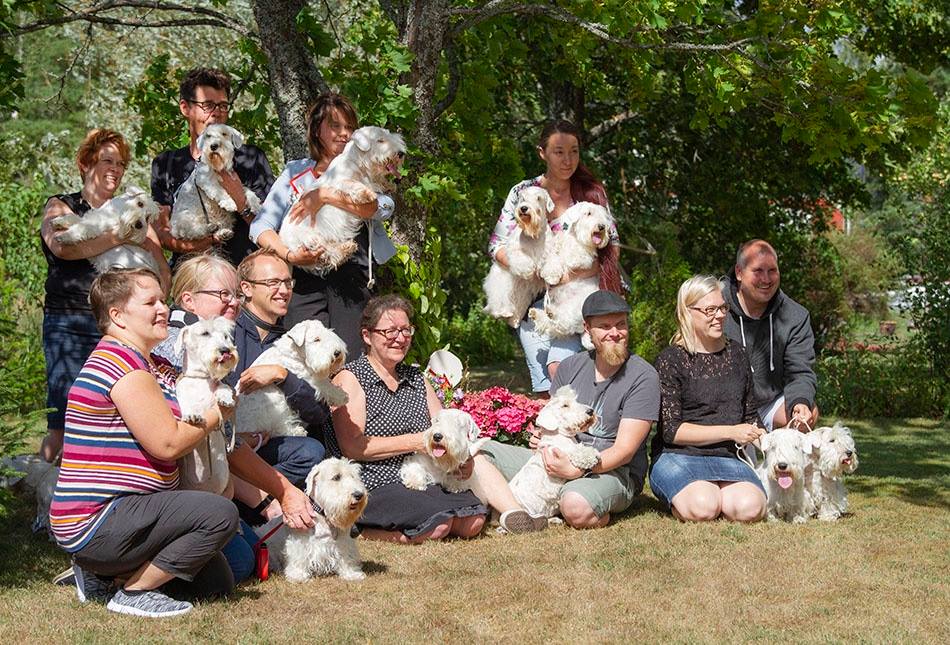 Yhdistyksen kesätapahtuman osallistujia vuonna 2018